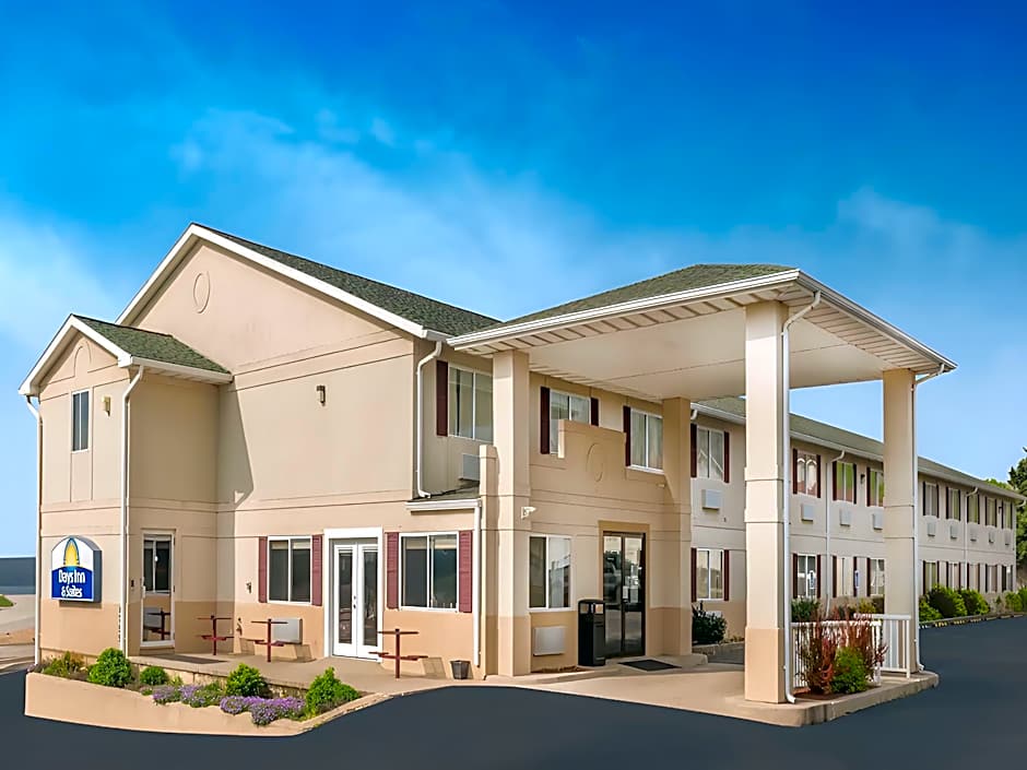 Photo 1 of 13 of Days Inn by Wyndham Ozark