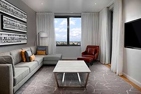 executive suite, m club lounge access, suite, 1 king