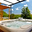 Chalet de charme climatisé, son Jacuzzi - SPA privatif et la piscine de la Maison Bleue du Gers