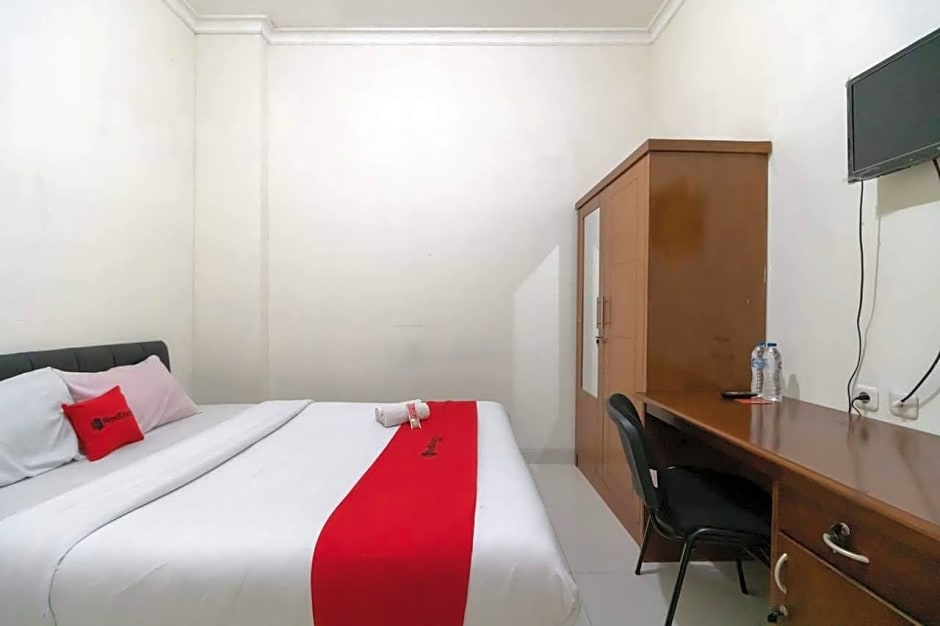 RedDoorz near Universitas Esa Unggul Bekasi Harapan Indah
