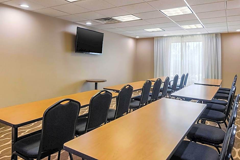 Comfort Suites Speedway - Kansas City