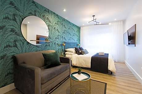 Blue Tropics Studio in Little Italy with kitchen by Den Stays