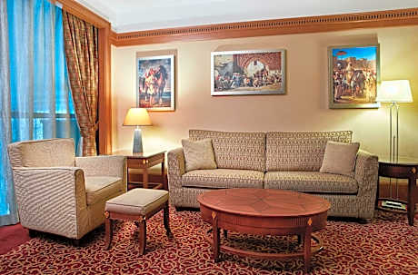 One-Bedroom King Suite with Dining and Pool View