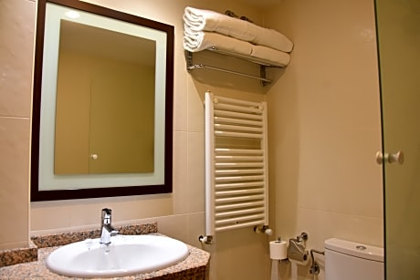 QUADRUPLE ROOM (2 ADULTS + 2 CHILDREN)