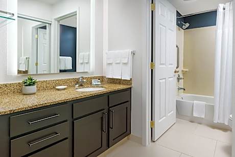 Suite, 1 Bedroom (Mobility Accessible, Tub) (1 Queen Bed and 1 Double Sofa Bed)