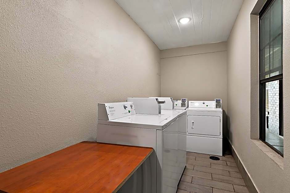 Econo Lodge Inn & Suites