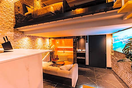 Royal Wellness Studio with Whirlpool