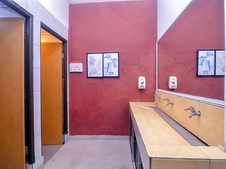 SPOT ON 89886 Backpacker's Stay Services