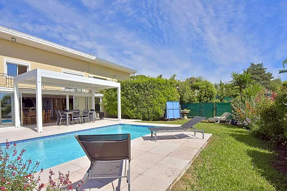 Family house with swimming pool & sea view