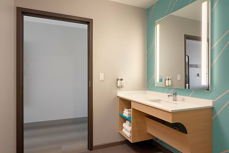 avid hotel Oak Creek By IHG