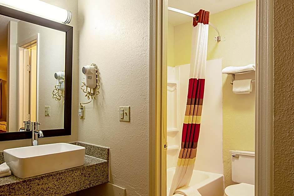 Red Roof Inn Scottsburg