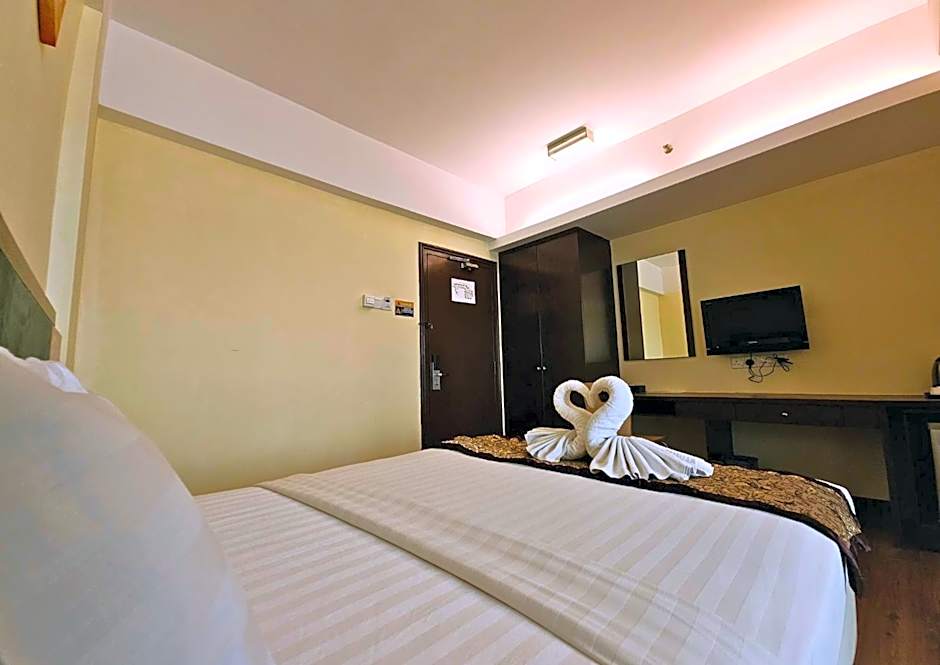Photo 1 of 6 of Superior 1 Queen Bed