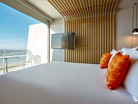 Executive Room with sea view, balcony, double bed and sofa bed
