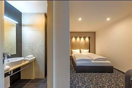 King Room with Roll-In Shower - Disability Access