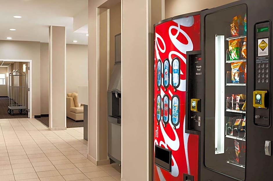 Super 8 by Wyndham Thompson