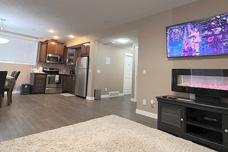 Spacious Private Walkout Entire Suite Close to YYC, DT, Shops, Stampede & Mountains with many Amenities in Panorama Hills NW - 4 Can Sleep