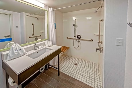 1 KING MOBILITY/HEARING ACC RI SHOWER NOSMOK