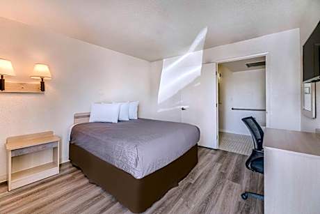 Econo Lodge Stockton near I-5 Fairgrounds