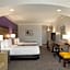 La Quinta Inn & Suites by Wyndham Arlington North Six Flags Drive
