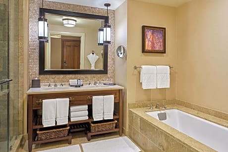 Deluxe Guest room, 1 King, Valley view