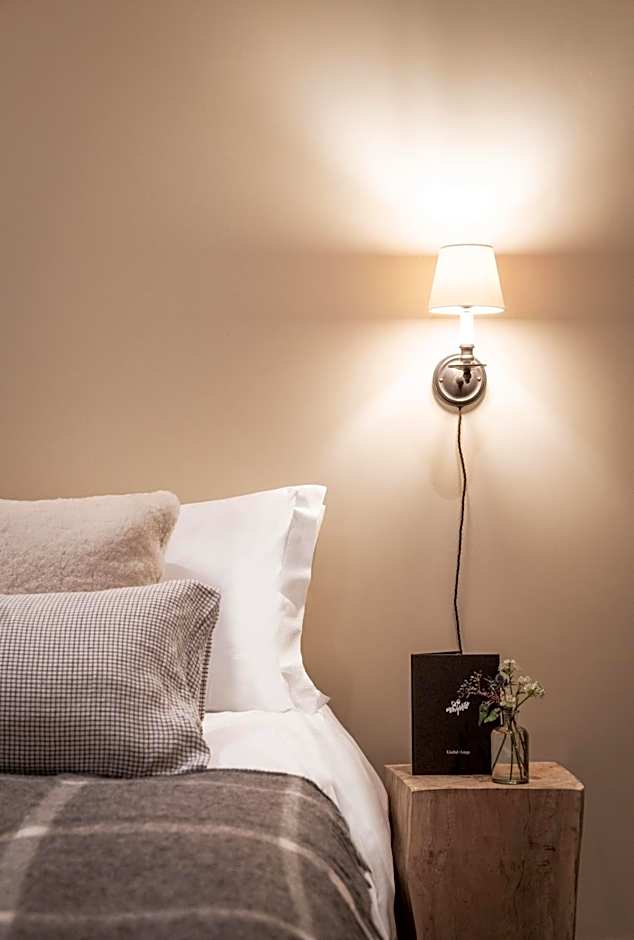 The Three Horseshoes