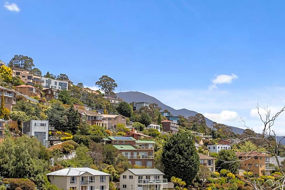 The View 2 bed unit with stunning Hobart outlook