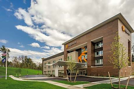 La Quinta Inn & Suites by Wyndham Clifton Park/Saratoga Area