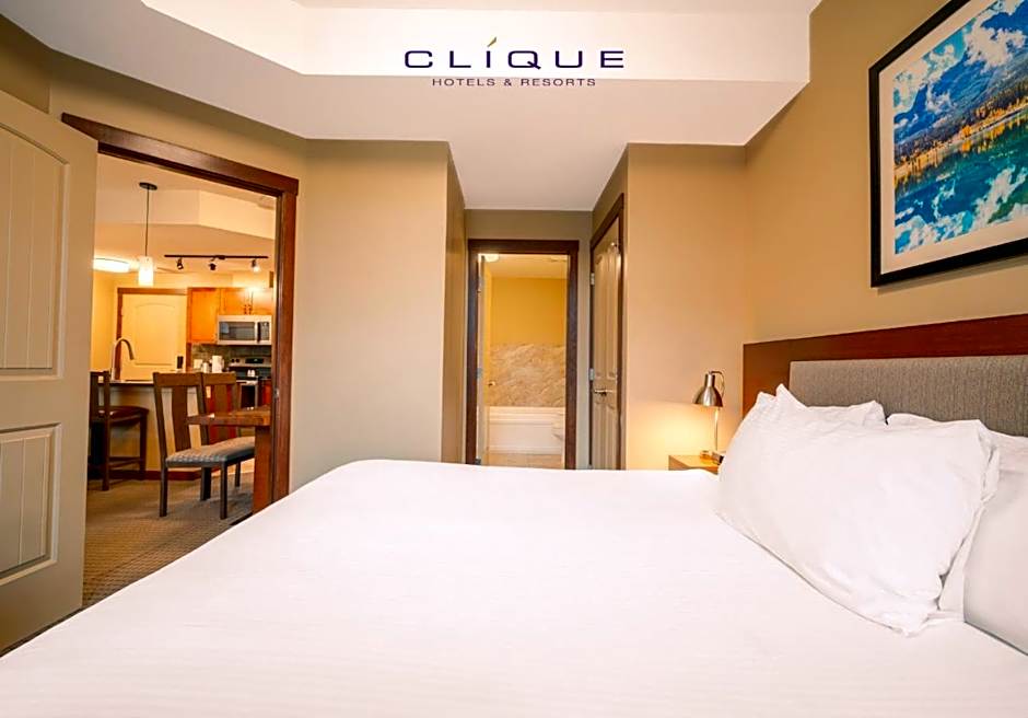 Falcon Crest Lodge by CLIQUE