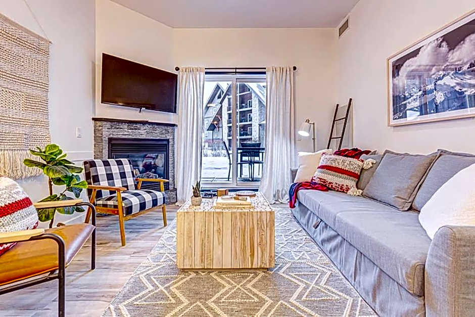 Mountain Retreat, Pool & Hot Tub, BBQ, Patio, King Bed, Sleeps 6!