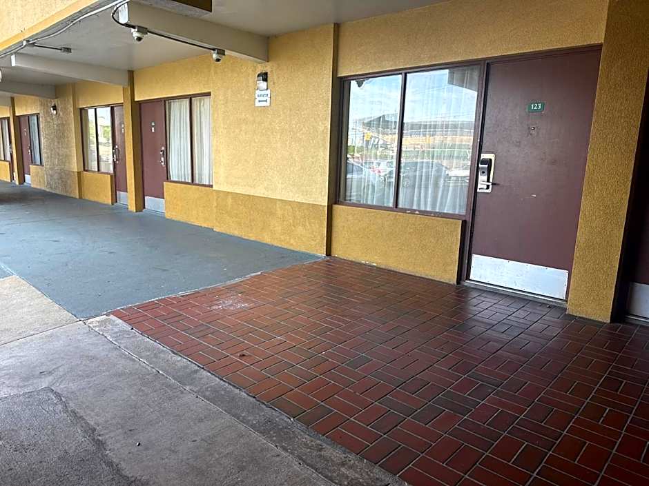 DIAMOND INN & SUITES
