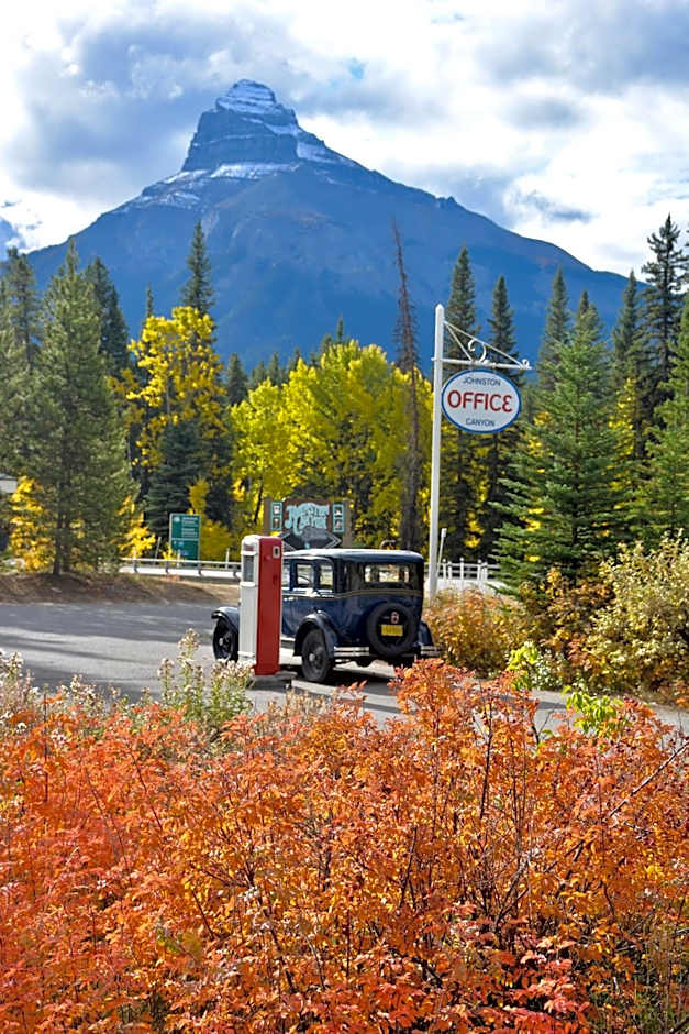 Johnston Canyon Lodge & Bungalows