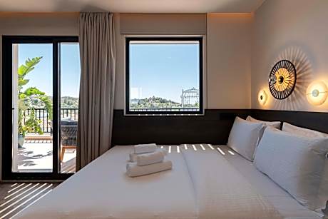 Deluxe Queen Room with Acropolis View Balcony