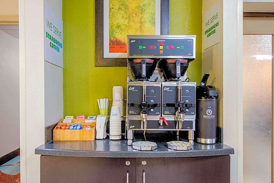 La Quinta Inn & Suites by Wyndham Elkview