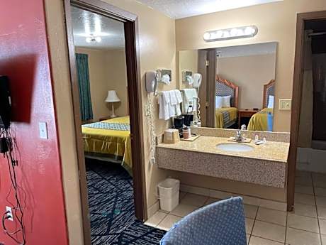 Queen Suite with Two Queen Beds - Non-Smoking
