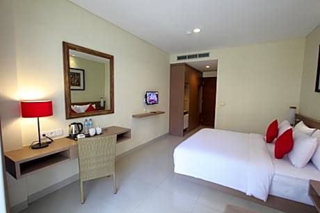 Deluxe Upper Floor Room, Double Bed with Pool View