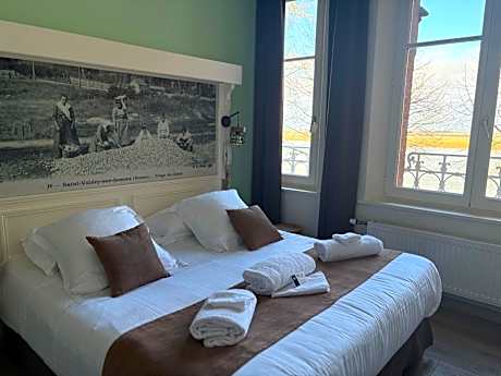 Logis Hôtel- Restaurant Le Relais Guillaume de Normandy-PARKING GRATUIT-Bornes électriques-VUE BAIE TERRASSE-Calme