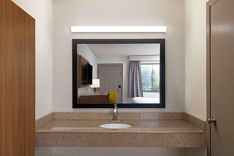 Day's Inn & Suites by Wyndham Indianapolis Airport East