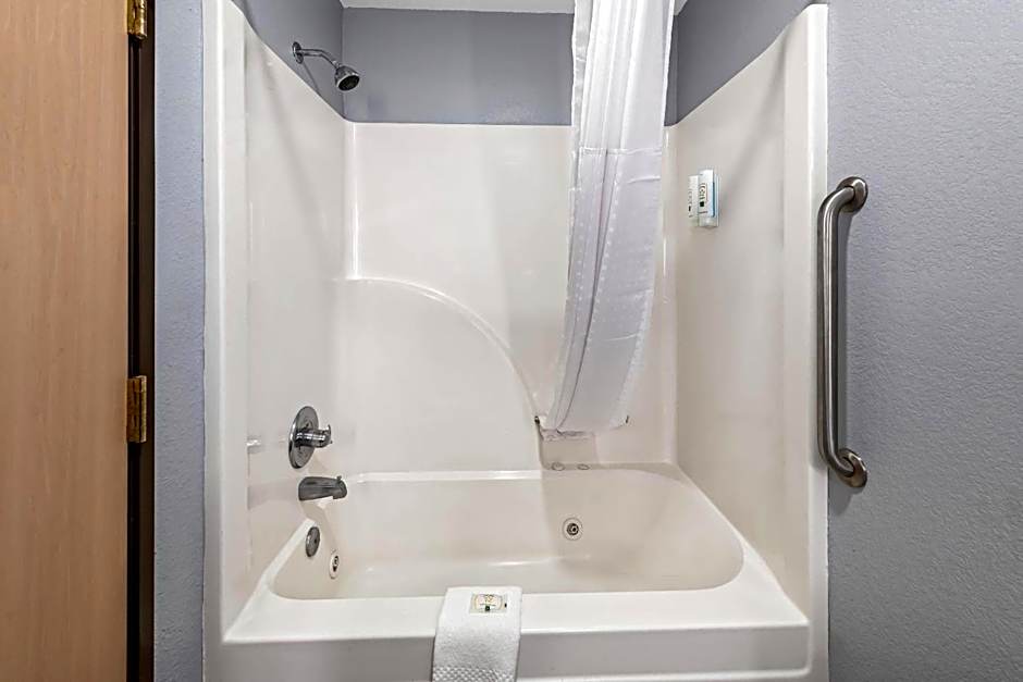 Quality Inn & Suites Manhattan