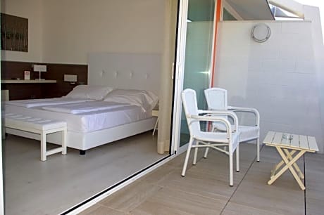 Deluxe Double Room with Side Sea View