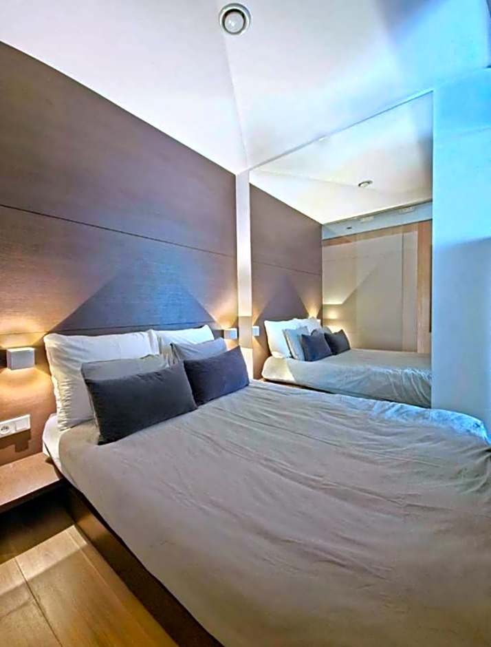 Photo 1 of 3 of 1 Bedroom Apartment, Bathtub