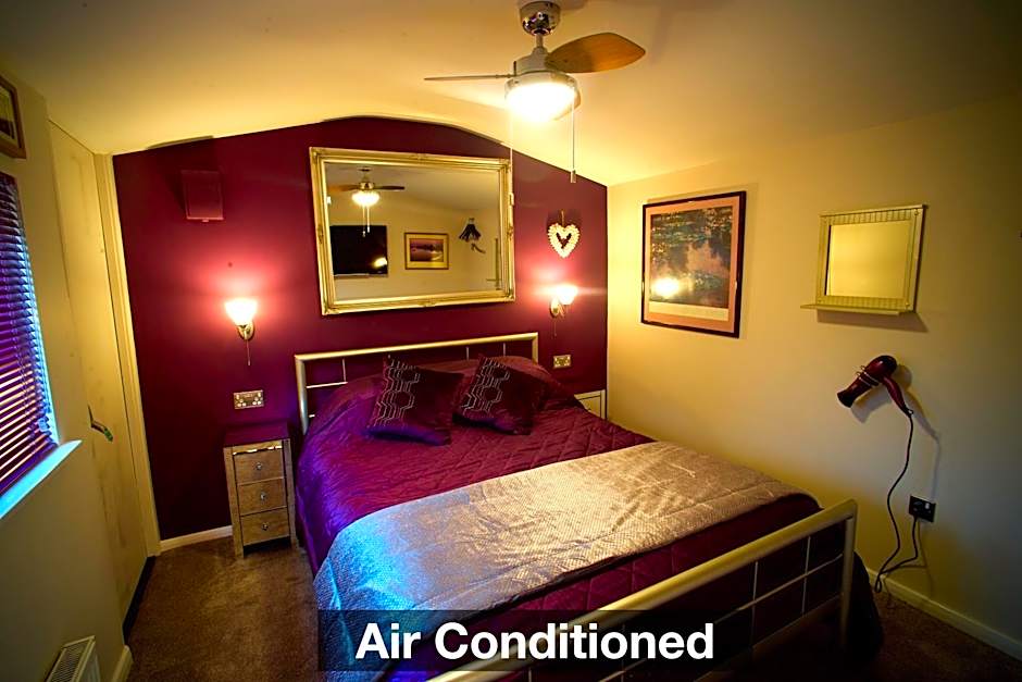 Luxurious Rural Cabin with Hot Tub