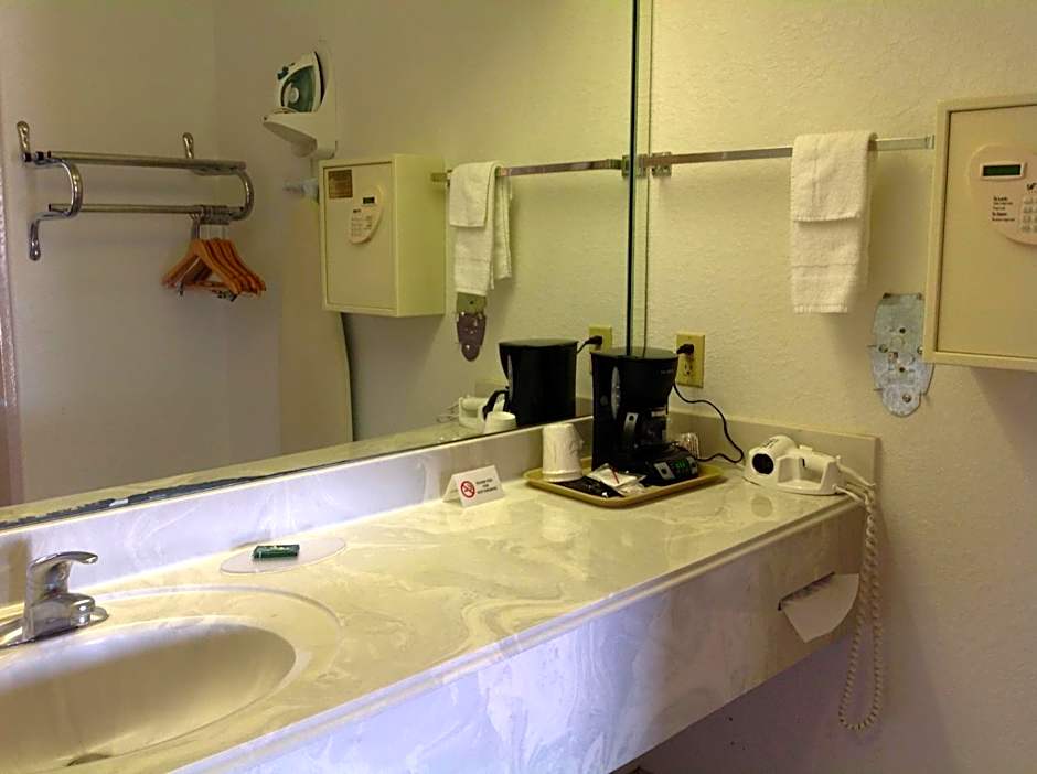 Scottish Inn & Suites