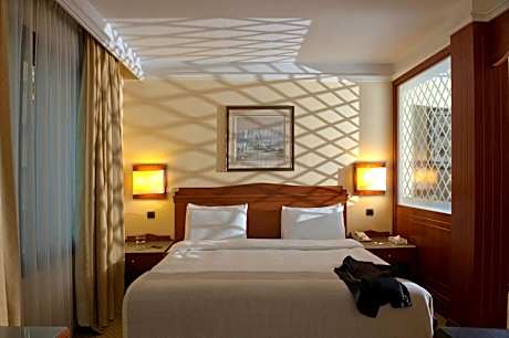 Suite with Lounge Access