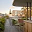 Garde and Warders Hotel