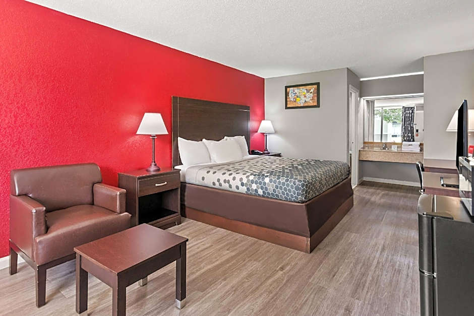 Photo 1 of 2 of 1 Queen Bed