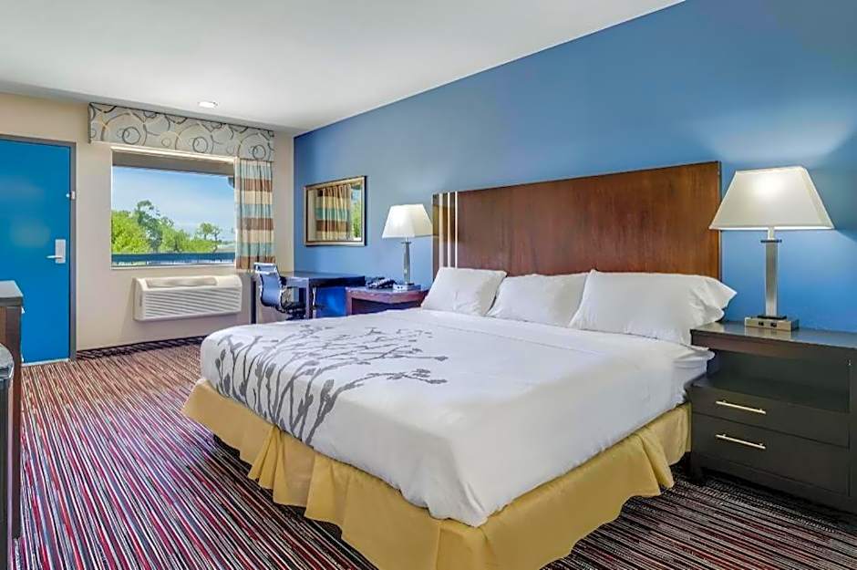 Econo Lodge Inn & Suites