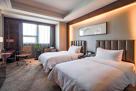 1 King 1 Twin Bed Non-Smoking Suite