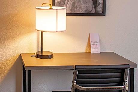 Deluxe King Room - Non-Smoking