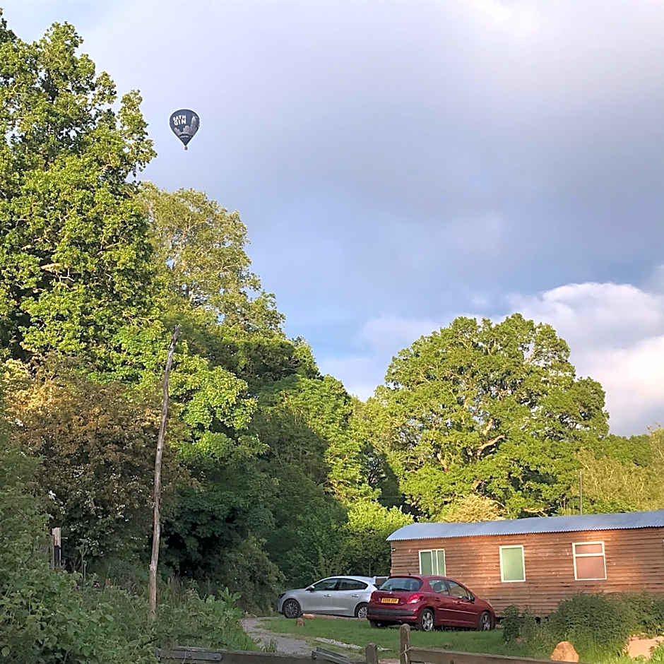 Shepherds Huts Ham Hill, 2 double beds, Bathroom, Lounge, Diner, Kitchen, LOVE dogs & Cats Looking out to lake and by Ham Hill Country Park plus parking for large vehicles available also great deals on workers long term This is the place to relax and BBQ