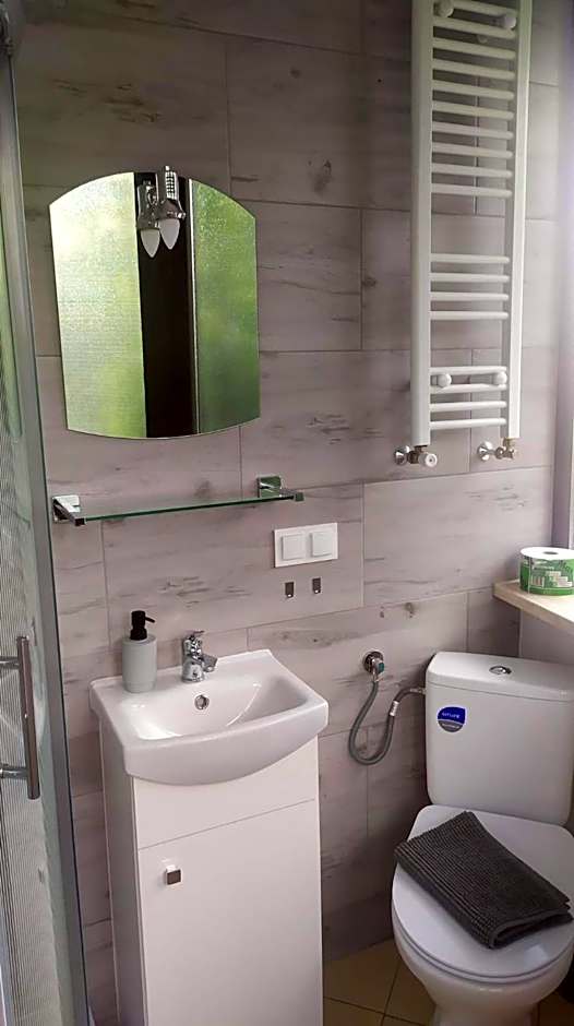 Pokoje Gościnne z łazienkami przy Wrocławiu, darmowy parking